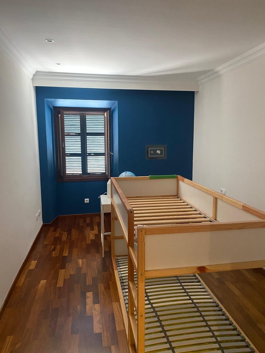 Dormitorio con pared en azul marino