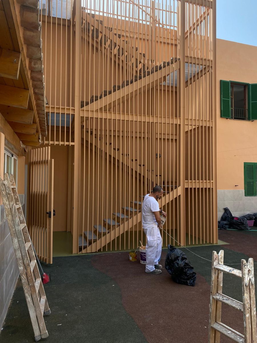 Escalera y estructura exterior pintadas