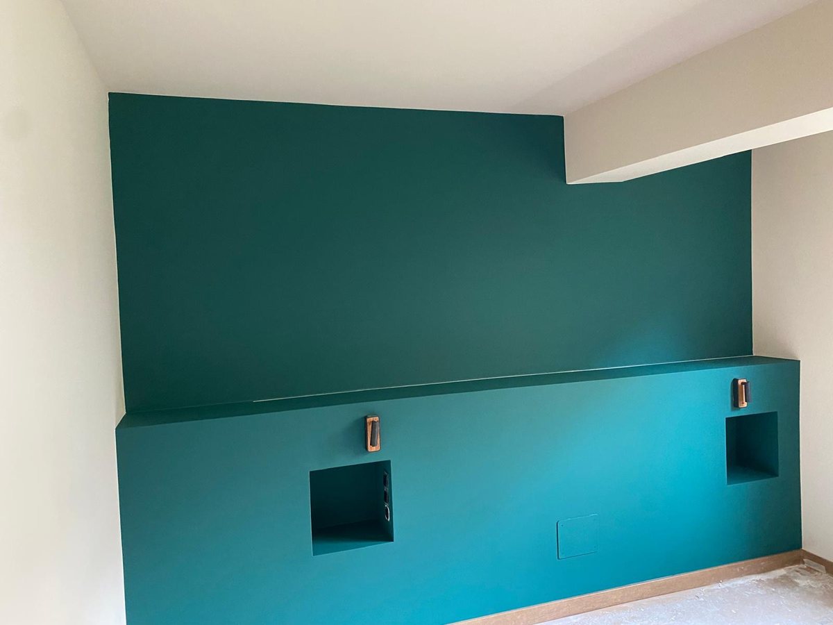 Pared interior pintada en verde azulado a dos tonos