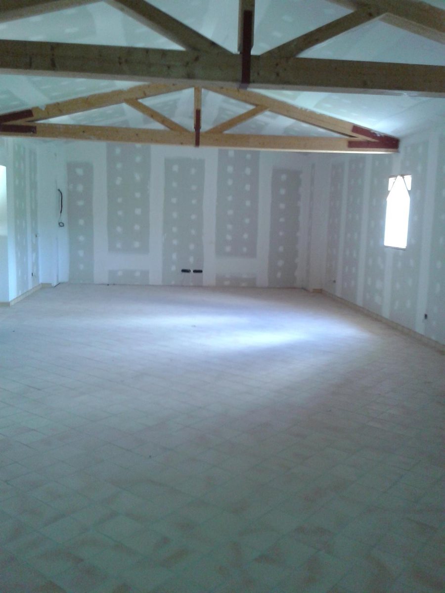 Salón amplio con tabiques y techos de pladur instalados por Kromatics