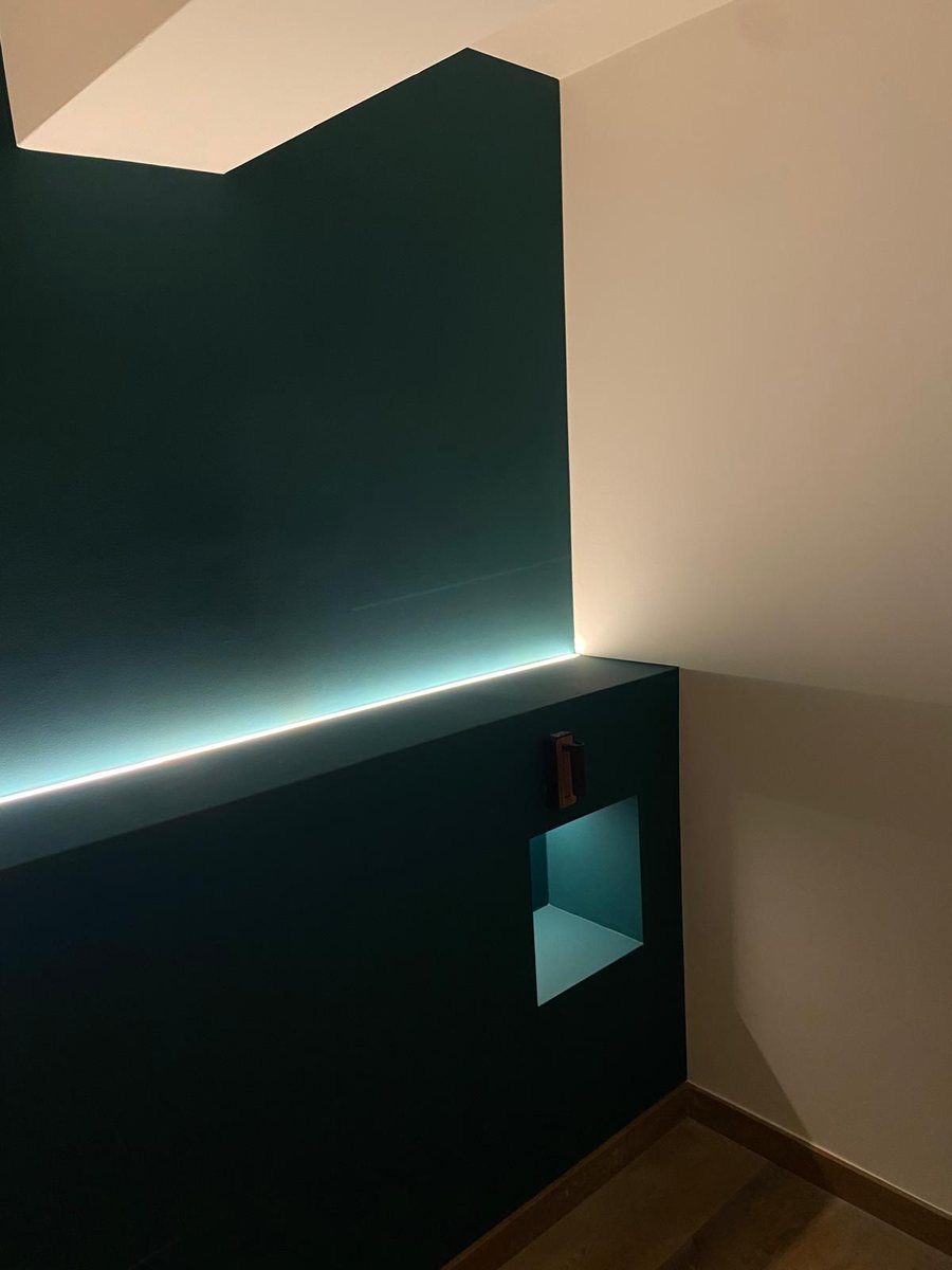 Pared verde con hornacina e iluminación LED